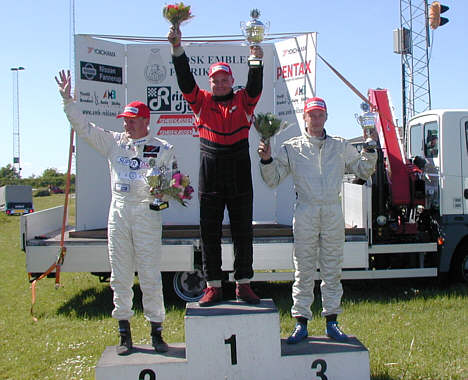 Christian Pedersen øverst på podiet efter andet løb. (Foto: Motorsporten.dk)